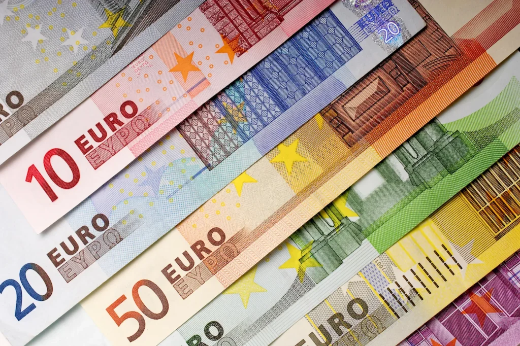 Euro (€)
